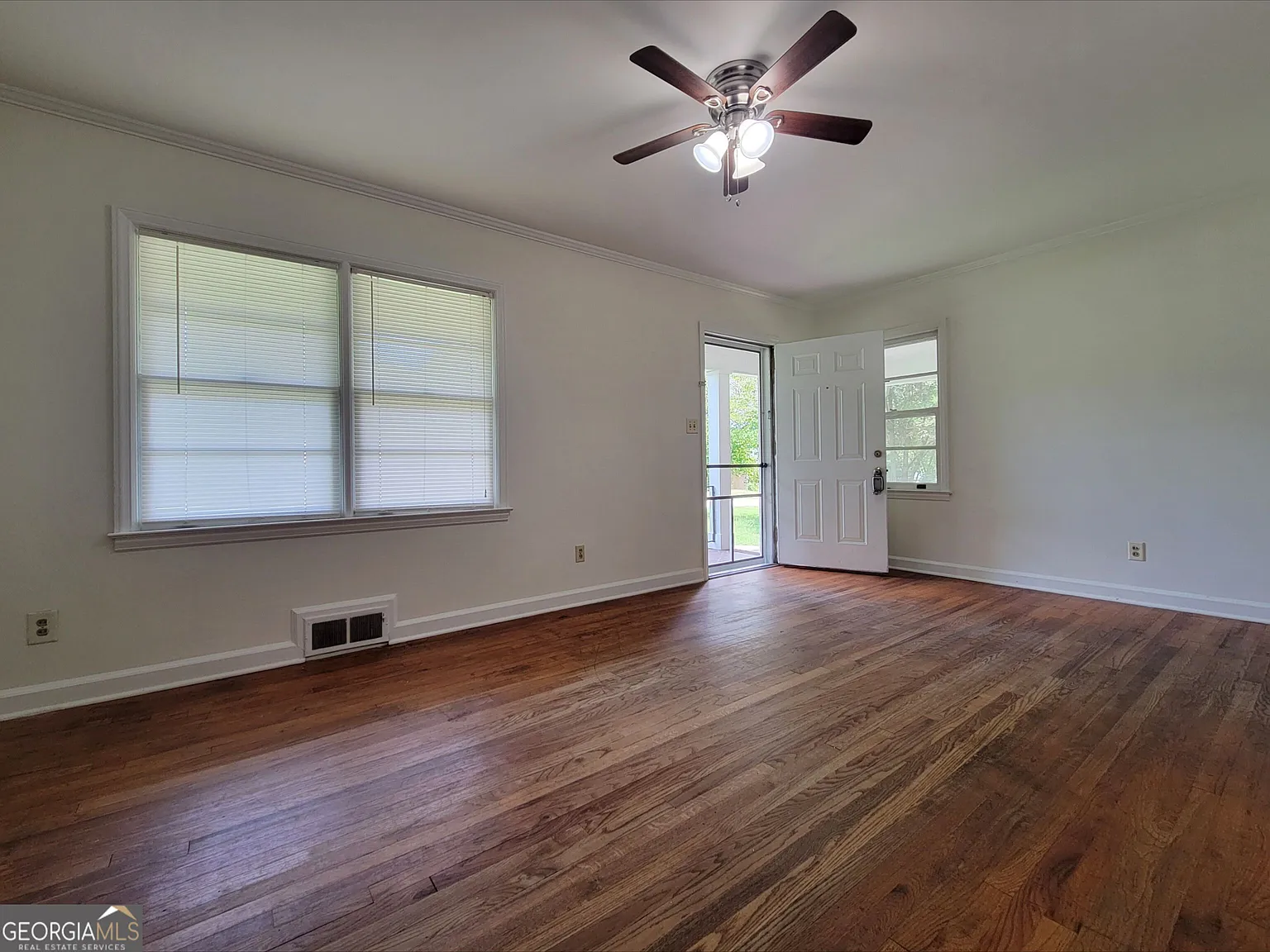 3 bed, 1.0 bath, 1150 sqft, $1,495 — Photo 2