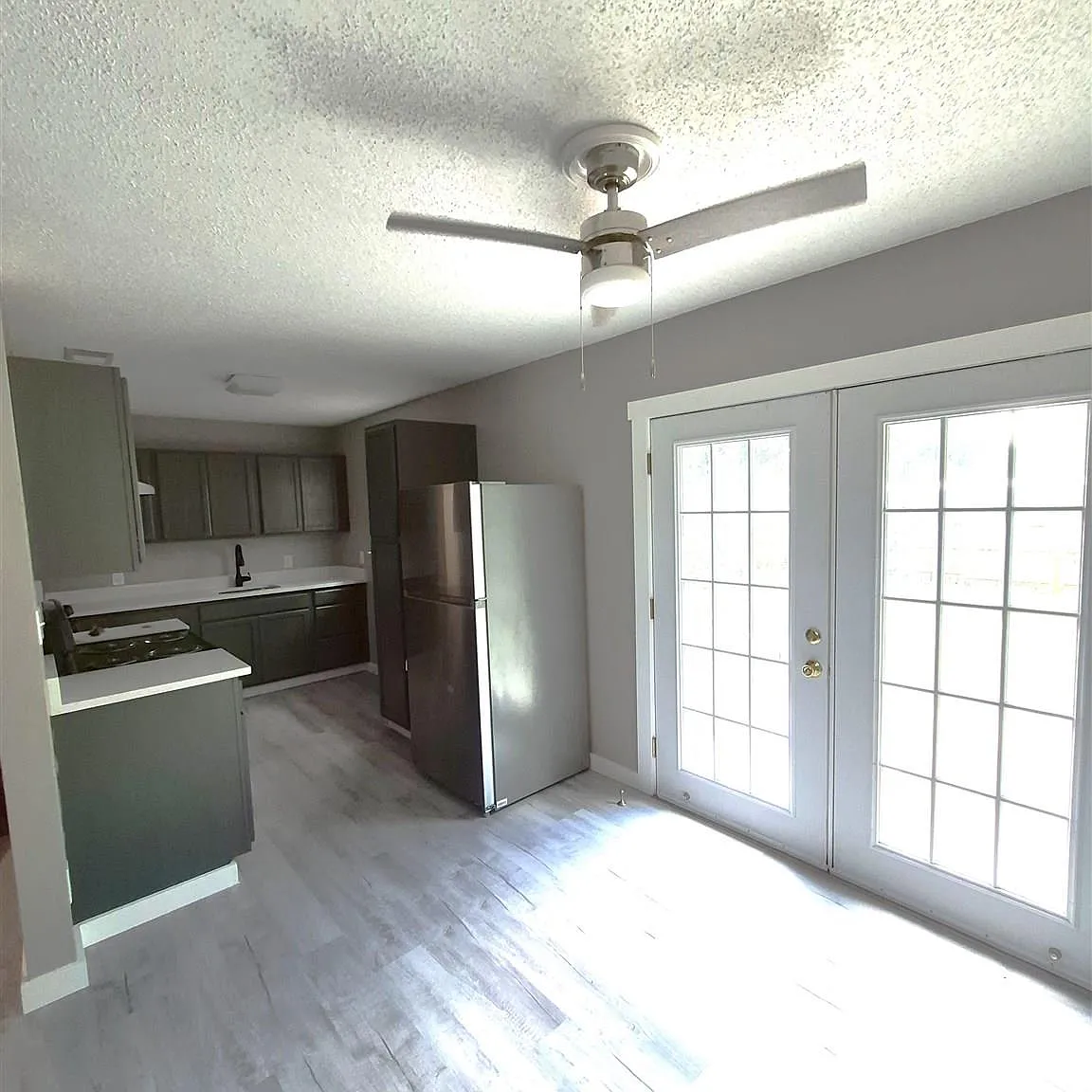 3 bed, 1000 sqft, $1,495 — Photo 3