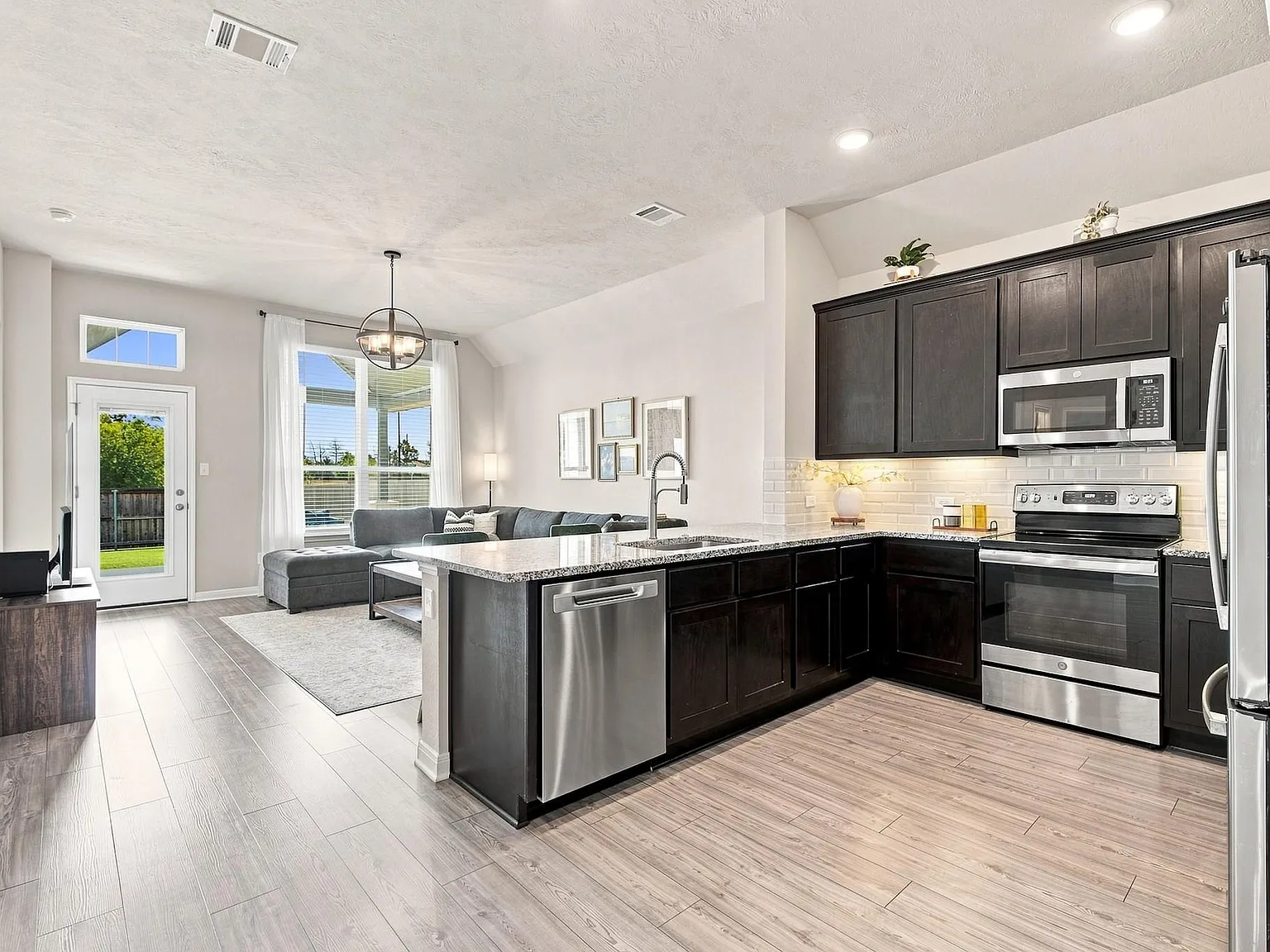 3 bed, 2.0 bath, 1466 sqft, $2,100 — Photo 4