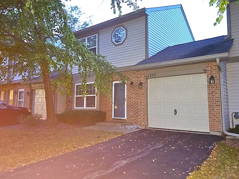 1225 N Village Dr — Photo 2