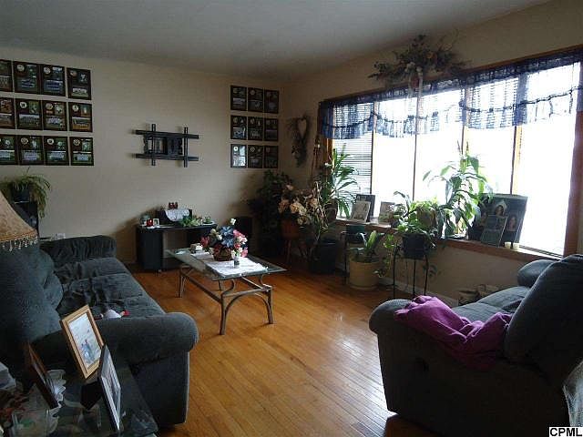 2nd image of 10 E Countryside Dr