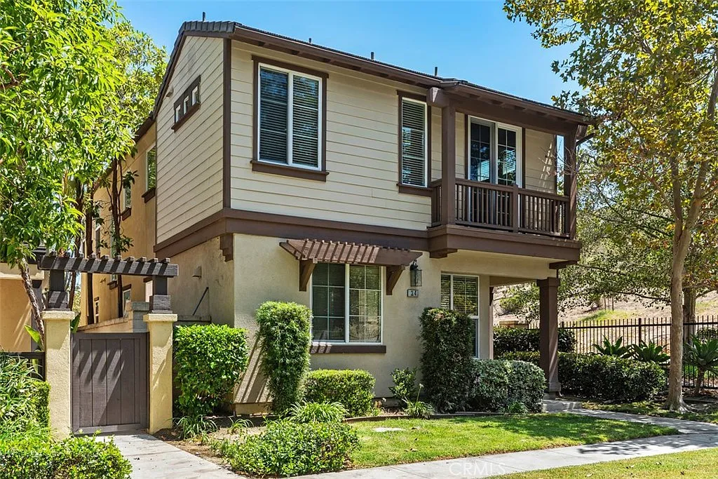 3 bed, 2.5 bath, 1930 sqft, $5,200 — Photo 1