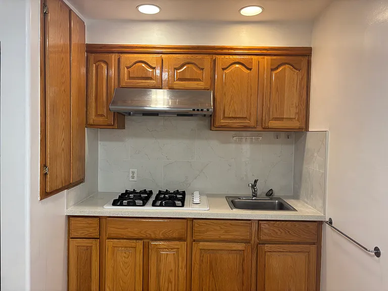 743 London St — Photo 1