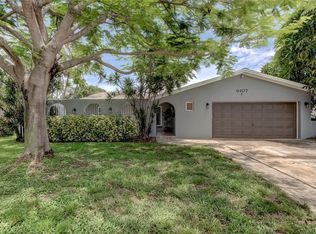 6107 Tanglewood Dr NE, Saint Petersburg, FL 33703