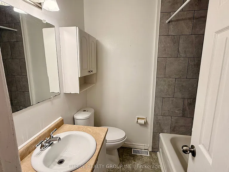 63 Toulon Cres — Photo 5