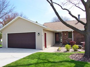 N49W36061 Nottingham Ln, Oconomowoc, WI 53066
