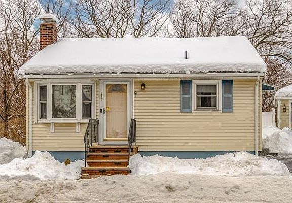 2nd image of 373 Lynnfield St