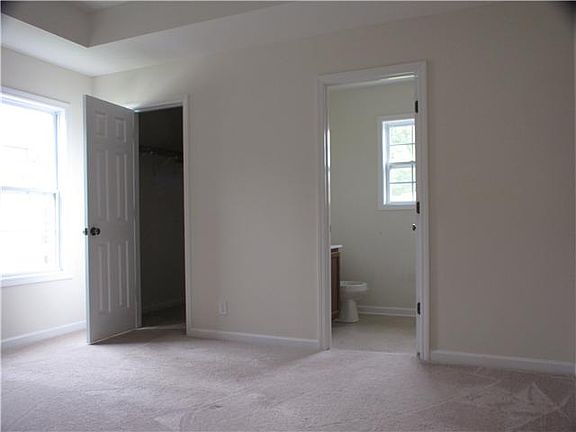 5th image of 396 Zurich Dr