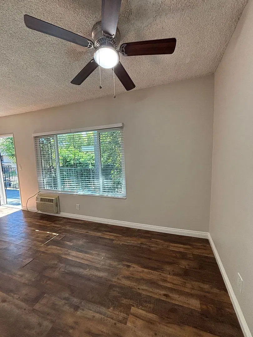 933 S Roberts St — Photo 4