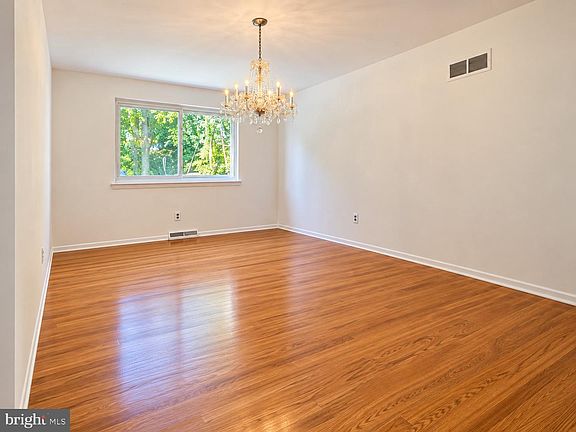 4th image of 1100 Linda Rd