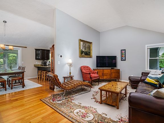 5th image of 167 Willow St