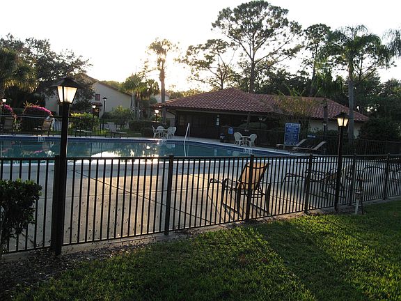 4th image of 5755 Gardens Dr #101