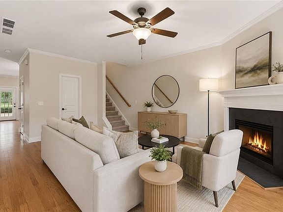 5th image of 405 Royal Crescent Ln E