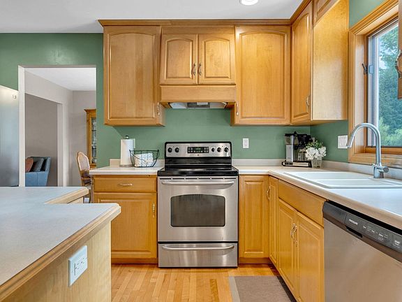 5th image of 2915 Greenleaf Dr