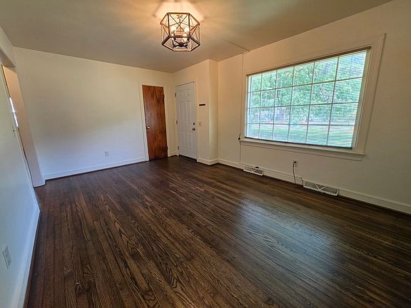5th image of 318 Jasper Ln