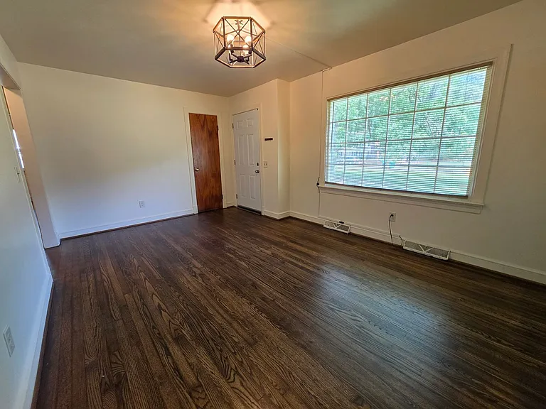 318 Jasper Ln — Photo 5