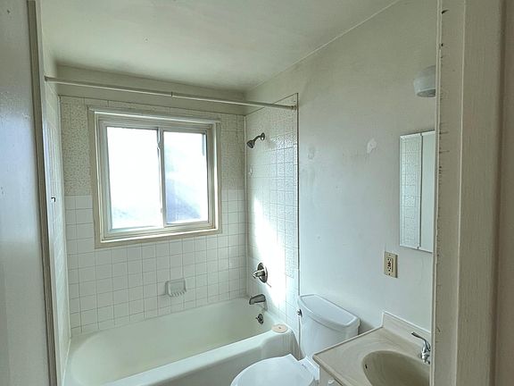 4th image of 409 Glen View Ct