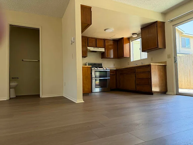 1627 Front St #4 — Photo 8