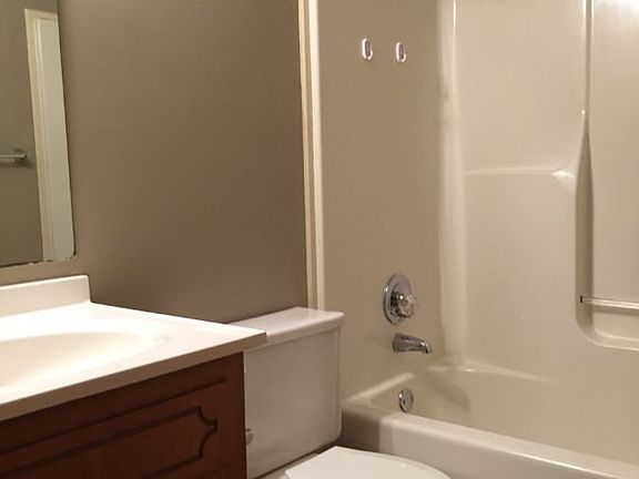5th image of 1711 Baltimore Dr APT D