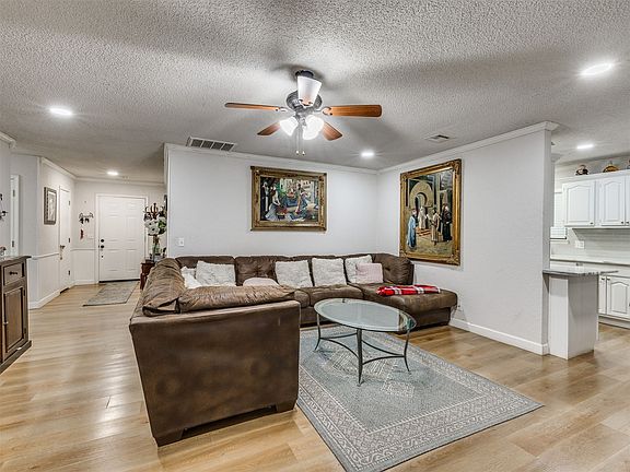 4th image of 2404 E Fort Worth St