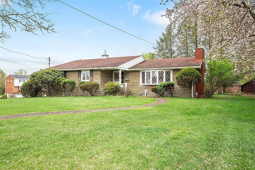 126 Leslie Rd photo 1