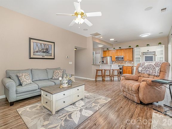 4th image of 6859 Lakecrest Ct
