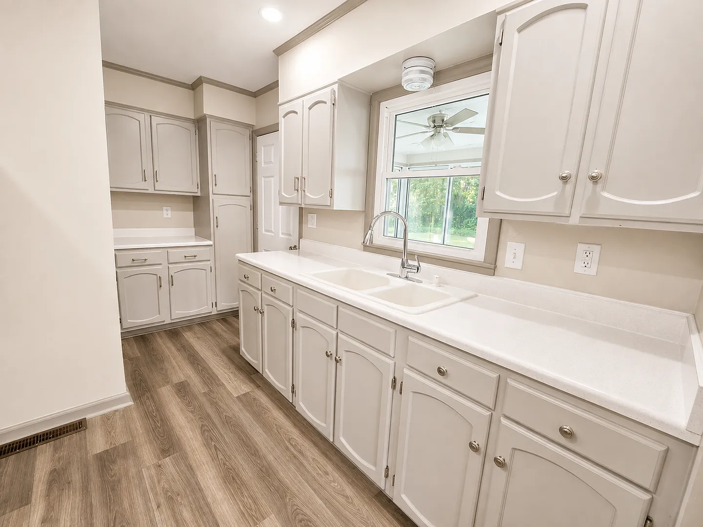 3 Bedroom, 1 Bathroom House With Sun Room! — Photo 4