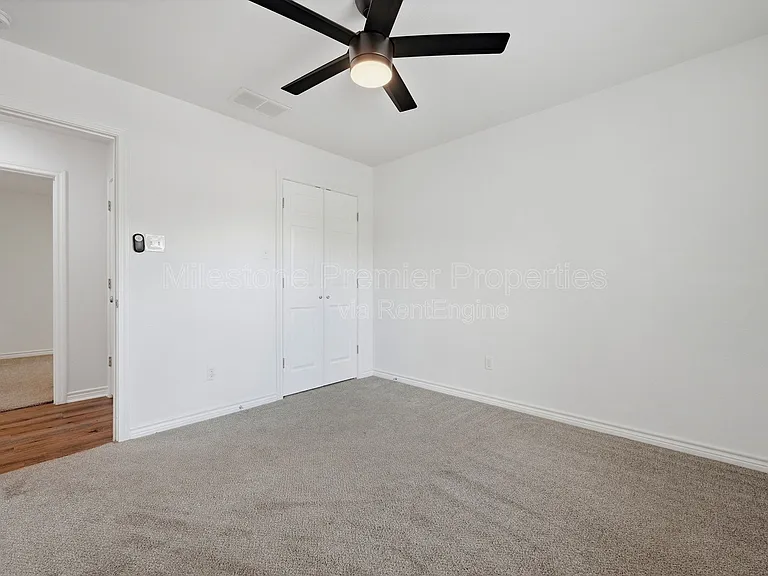 422 E Elm St — Photo 19