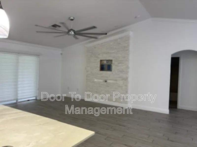 3 bed, 2.0 bath, 2000 sqft, $2,400 — Photo 1