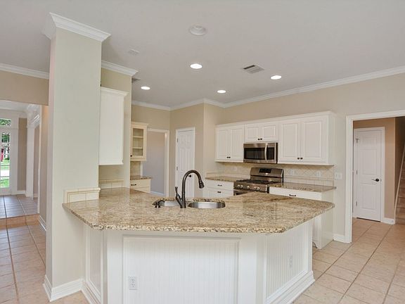 2nd image of 701 Oaklands Dr