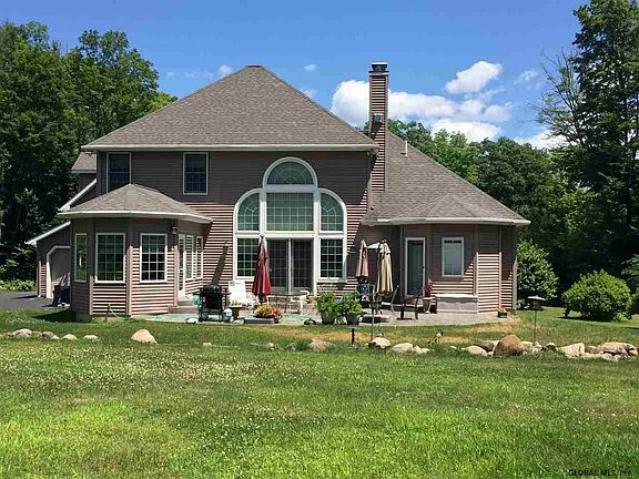 3rd image of 5 Sanford Ln
