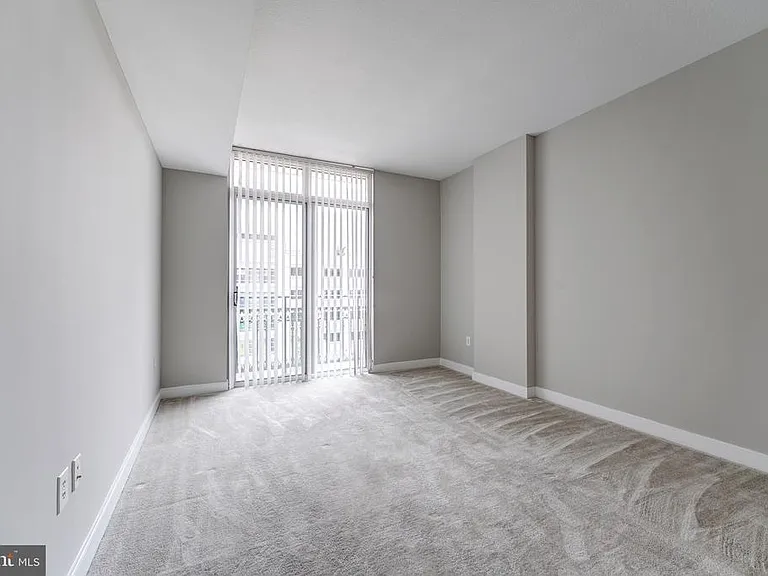155 Potomac #432 — Photo 11