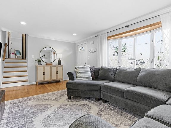 3rd image of 301 Amity Rd