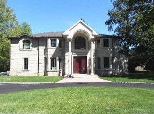 33 Shadetree Ln, Roslyn Heights, NY 11577