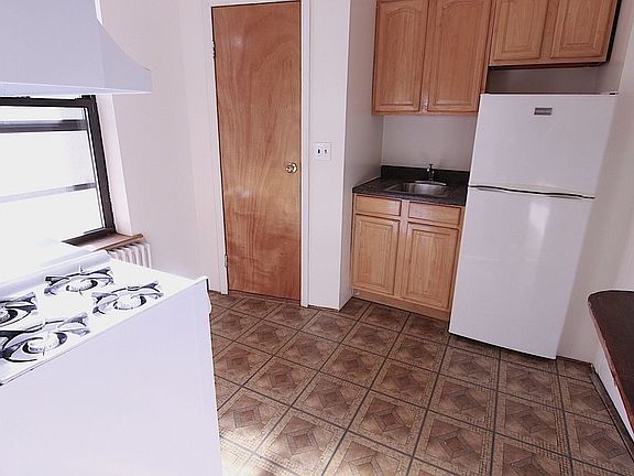 5th image of 208 E 6th St #35B