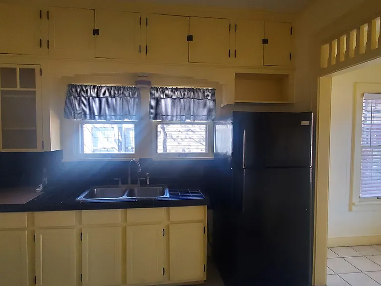 1605 W Summit Ave — Photo 9