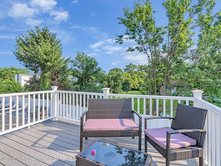 45 Roslyn Ct — Photo 32