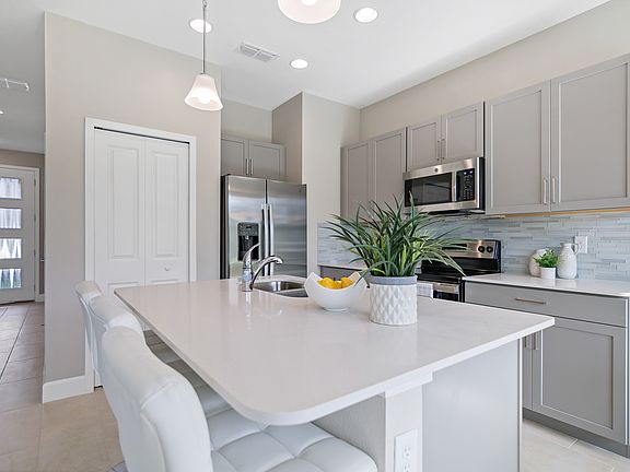 4th image of 1349 Captiva Cv