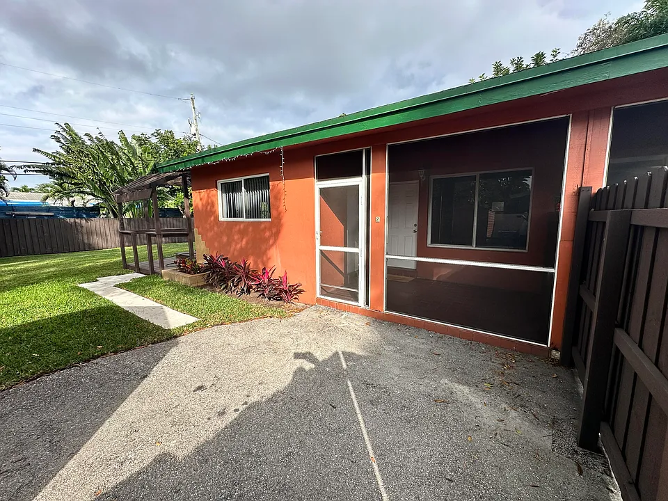 61 NW 35th St #2