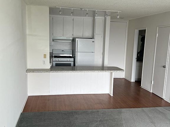 5th image of 1353 S Carmelina Ave APT 118