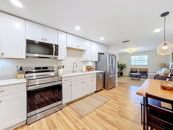 2nd image of 202 Peacock Ln #B