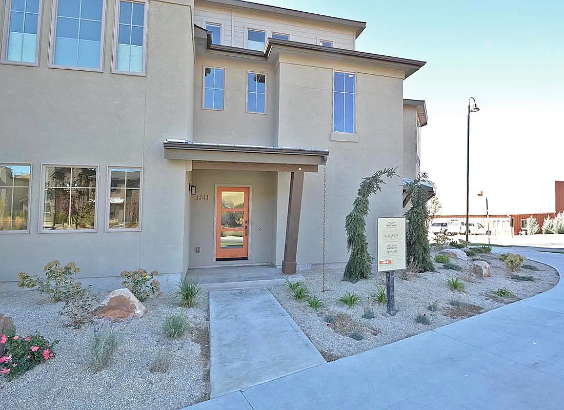 One of a Kind-3 Bedroom and 3 Bathroom Luxury Townhouse in Harris Ranch. — Photo 2