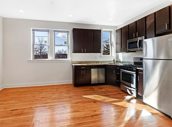 3rd image of 3411 W Balmoral Ave #2
