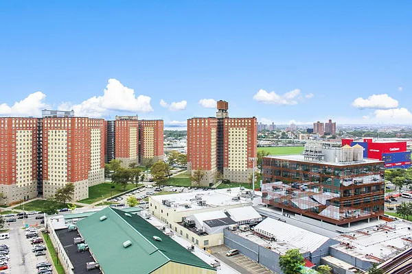 Sold by Thomas Lipovetsky, LREB | media 21