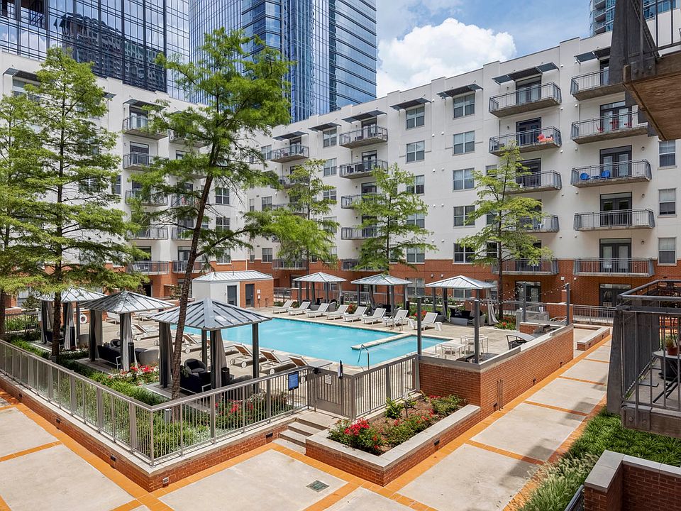 Downtown_amenity_pool (1)