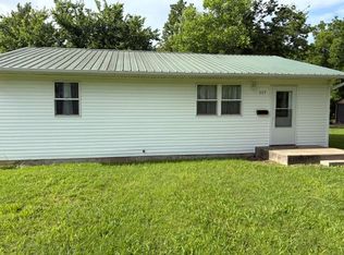 117 E Springfield St, Aurora, MO 65605