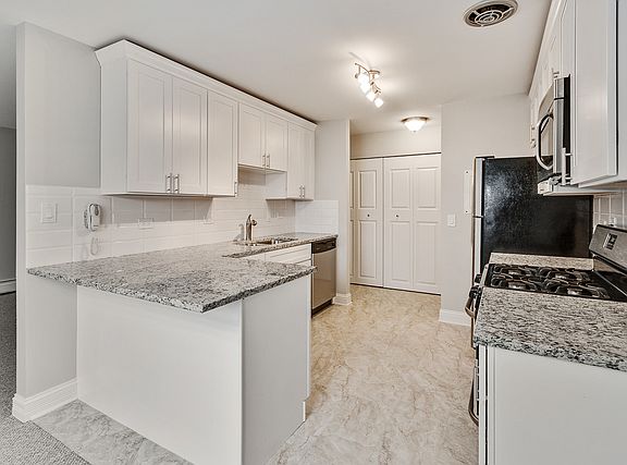 5th image of 2620 N Windsor Dr Unit 203