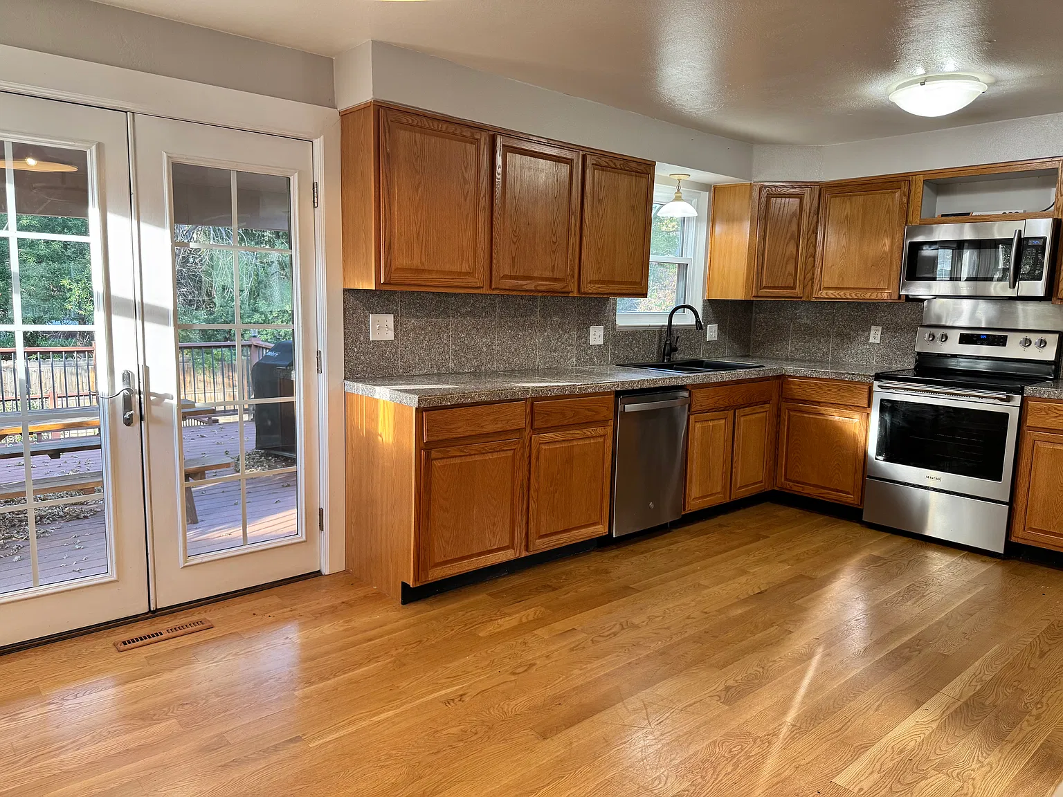 4 bed, 2002 sqft, $3,200 — Photo 2