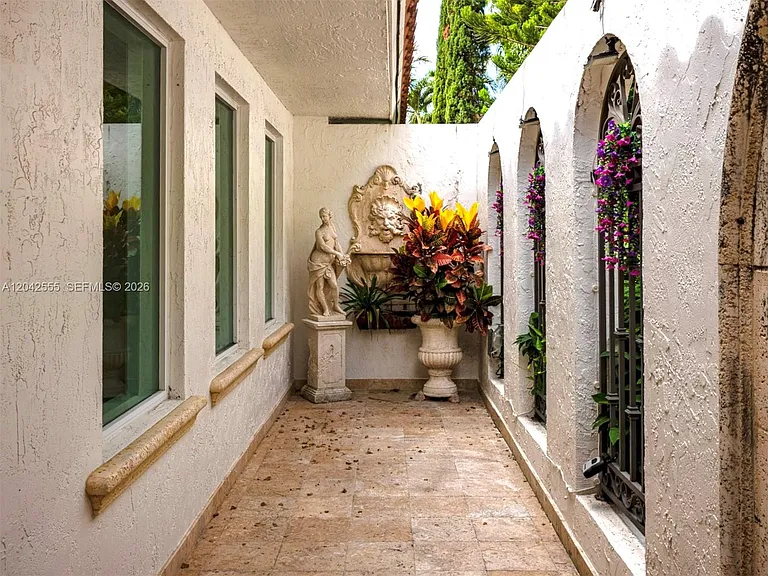 4409 Monserrate St — Photo 4