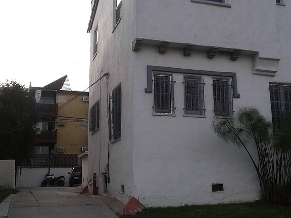 3rd image of 859 N Alexandria Ave #859